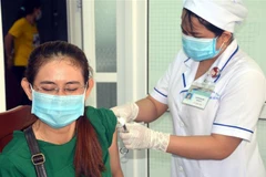 Tiêm vaccine phòng COVID-19 cho các đối tượng ưu tiên. (Ảnh: Trung Hiều/TTXVN)