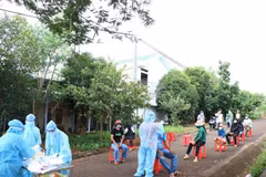 Xét nghiệm sàng lọc cho trường hợp có nguy cơ cao tại thành phố Buôn Ma Thuột. (Ảnh: Tuấn Anh/TTXVN)