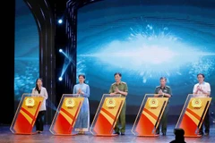 Đại biểu thực hiện nghi thức chung tay phòng chống mua bán người. (Ảnh: Hồng Anh/TTXVN)