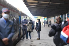 Những hành khách đi tàu SE9 từ ga Hà Nội đi Tp Hồ Chí Minh chiều 10/2. (Ảnh: Hoàng Hiếu/TTXVN)