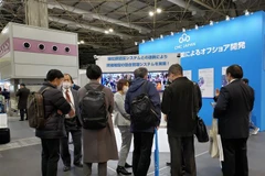 Khách hàng tìm hiểu công nghệ phân tích và quản lý hình ảnh thông minh CIVAMS của CMC. (Ảnh: Đào Thanh Tùng/TTXVN)