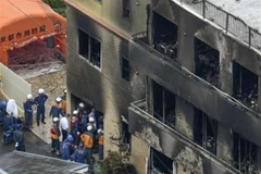 Lực lượng chức năng điều tra tại hiện trường vụ cháy xưởng phim Kyoto Animation ở Kyoto, Nhật Bản ngày 19/7/2019. (Ảnh: Kyodo/TTXVN)