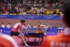 Trận chung kết đơn nữ giữa VĐV số 37 Zhoujingyi (Singapore, áo đỏ) với VĐV số 44 Suthasini Sawettabut (Thái Lan, áo vàng). (Ảnh: Quý Trung/TTXVN)