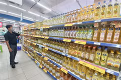 Dầu ăn là một trong các mặt hàng tiêu thụ nhiều trong dịp Tết Nguyên đán. (Ảnh: Dư Toán/TTXVN)