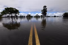 Cảnh ngập lụt tại khu vực Lawrence, New South Wales, Australia, ngày 1/3/2022. (Ảnh: AFP/TTXVN)