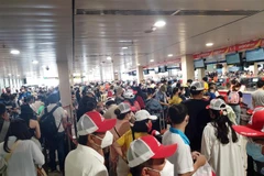Các khu vực làm thủ tục và soi chiếu an ninh tại sân bay Tân Sơn Nhất luôn đông nghẹt hành khách. (Ảnh: TTXVN phát)