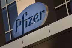 Biểu tượng hãng dược Pfizer tại Cambridge, Massachusetts, Mỹ. (Ảnh: AFP/TTXVN)