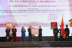 Phó Thủ tướng thường trực Chính phủ Phạm Bình Minh trao Huân chương Lao động hạng Ba của Chủ tịch nước tặng Đảng bộ, chính quyền và nhân dân huyện Nho Quan, tỉnh Ninh Bình. (Ảnh: Thùy Dung/TTXVN)