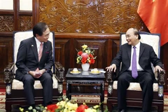 Chủ tịch nước Nguyễn Xuân Phúc tiếp ông Kuroiwa Yuji, Thống đốc tỉnh Kanagawa, Nhật Bản. (Ảnh: Thống Nhất/TTXVN)