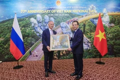 Đại sứ Đặng Minh Khôi với đại biểu đến dự lễ kỷ niệm 77 năm Quốc khánh Việt Nam. (Ảnh: Quang Vinh/TTXVN)