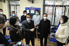  Phó Thủ tướng Vũ Đức Đam thăm Trung tâm y tế phường Vĩnh Phúc, quận Ba Đình. (Ảnh: Hoàng Hiếu/ TTXVN)