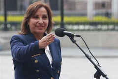 Tân Tổng thống Peru Dina Boluarte phát biểu với báo giới tại thủ đô Lima ngày 8/12/2022. (Ảnh: AFP/TTXVN)