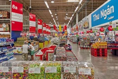 Người dân mua sắm tại siêu thị ở thành phố Cần Thơ. (Ảnh: Thanh Liêm/TTXVN)