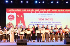 Trao tặng Giấy khen cho 100 người có uy tín trong vùng đồng bào dân tộc thiểu số. (Ảnh: Tuấn Anh/TTXVN)