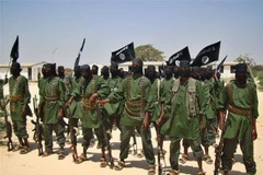 Các tay súng nhóm Hồi giáo Al-Shabaab tại một địa điểm ở ngoại ô Mogadishu, Somalia, ngày 17/2/2011. (Ảnh: AFP/TTXVN)