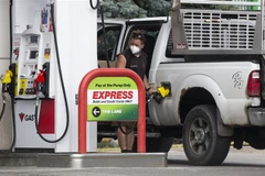 Bơm xăng cho phương tiện tại một trạm xăng ở Ontario, Canada. (Ảnh: THX/TTXVN)