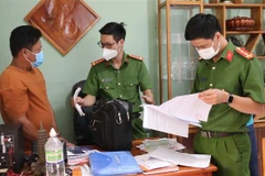 Lực lượng công an khám xét nơi ở và nơi làm việc của đối tượng Đặng Văn Ân. (Ảnh: TTXVN phát)