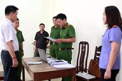 Cơ quan Cảnh sát điều tra Công an tỉnh Nghệ An đọc lệnh bắt tạm giam Lê Văn Bình. (Ảnh: TTXVN phát)