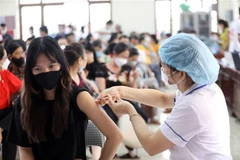 Tiêm vaccine phòng dịch COVID-19 tại điểm tiêm Nhà văn hóa khối Đại Thắng, phường Chi Lăng, thành phố Lạng Sơn. (Ảnh: Anh Tuấn/TTXVN)