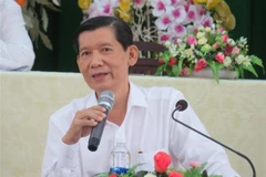 Bác sỹ Trần Mạnh Hồng, Giám đốc Bệnh viện Lao và bệnh Phổi Cần Thơ trình bày triêụ chứng và cách điều trị bệnh do COVID-19. (Ảnh: Ánh Tuyết/TTXVN)