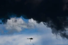 Máy bay chữa cháy dập lửa tại hiện trường vụ cháy kho chứa dầu ở Vịnh Matanzas, Cuba ngày 6/8/2022. (Ảnh: AFP/TTXVN)