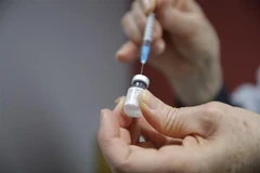 Vaccine phòng COVID-19 của hãng Pfizer-BioNtech. (Ảnh: AFP/TTXVN)