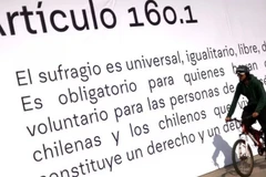 Trước cuộc trưng cầu dân ý, một số bài báo đã được in trên băngrôn và triển lãm. (Nguồn: Reuters)