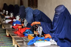 Phụ nữ Afghanistan làm việc tại một xưởng may ở Jalalabad, ngày 1/12/2022. (Ảnh: AFP/TTXVN)