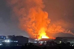 Ngọn lửa bốc lên ngùn ngụt. (Nguồn: vietnamnet.vn)