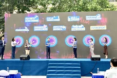 Các đại biểu thực hiện nghi thức cam kết đồng hành cùng chương trình hành động vì xã hội không định kiến giới. (Ảnh: qdnd.vn)