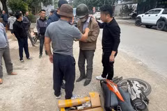 Đối tượng Bùi Văn Dị có hành vi vận chuyển trái phép vũ khí quân dụng (súng AK) trên đường đi tiêu thụ bị lực lượng chức năng bắt giữ. (Ảnh: TTXVN phát)