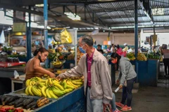 Người dân mua sắm tại chợ ở Caracas, Venezuela. (Ảnh: AFP/TTXVN)