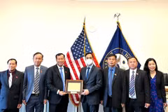 Đoàn Việt Nam trong cuộc làm việc với Hạ nghị sỹ Joaquin Castro. (Ảnh: Khắc Hiếu/TTXVN)