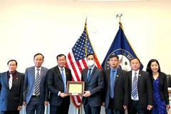 Đoàn Việt Nam trong cuộc làm việc với Hạ nghị sỹ Joaquin Castro. (Ảnh: Khắc Hiếu/TTXVN)