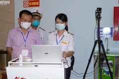 Ông Đỗ Quốc Tiệp (áo kẻ) trong một lần làm việc. (Nguồn: vtc.vn)