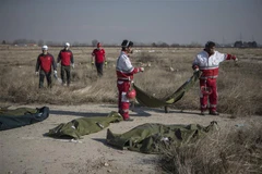Nhân viên cứu hộ làm nhiệm vụ tại hiện trường vụ máy bay của hãng hàng không Ukraine International Airlines rơi ở Tehran, Iran ngày 8/1/2020. (Ảnh: THX/TTXVN)