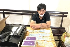 Đối tượng Nguyễn Nam Tào cùng tang vật. (Ảnh: TTXVN phát)