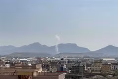 Khói bốc lên từ hiện trường vụ nổ ở thủ đô Kabul, Afghanistan ngày 23/9/2022. (Ảnh: AFP/TTXVN)