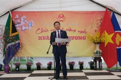 Đại sứ Việt Nam tại Nam Phi Hoàng Văn Lợi phát biểu khai mạc chương trình "Xuân Quê hương". (Ảnh: Hồng Minh/TTXVN)