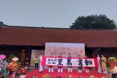 Bức thư pháp được trình diễn tại triển lãm. (Ảnh: Đinh Thuận/TTXVN)