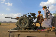 Quân Chính phủ Yemen trong cuộc giao tranh với lực lượng Houthi tại tỉnh Marib ngày 31/3/2021. (Ảnh: AFP/TTXVN)