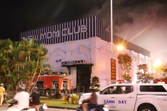 Lực lượng Phòng cháy chữa cháy dập lửa tại New MDM Club. (Ảnh: Hoàng Ngọc/TTXVN)