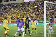 Pha tranh bóng giữa cầu thủ câu lạc bộ Hà Nội và câu lạc bộ Nam Định. (Ảnh: Công Luật/TTXVN)