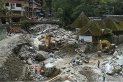 Công nhân dọn dẹp tại khu vực Machu Picchu Pueblo sau khi sông Alcamayo vỡ bờ do mưa lớn và làm ngập thị trấn Jesus. (Nguồn: AFP)