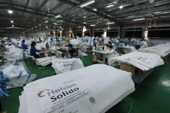 Dây chuyền may bao jumbo và bao sling phục vụ xuất khẩu tại nhà máy của Công ty Cổ phần bao bì Sông La Xanh. (Ảnh: Vũ Sinh/TTXVN)