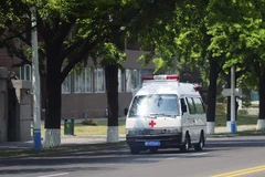 Xe cứu thương di chuyển trên đường phố tại Bình Nhưỡng, Triều Tiên, ngày 23/5/2022. (Ảnh: Kyodo/TTXVN)