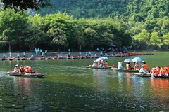 Fu khách tham quan Khu du lịch sinh thái Tràng An. (Ảnh: Đức Phương/TTXVN)