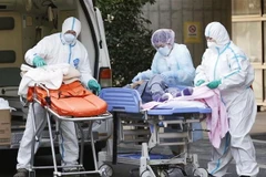 Nhân viên y tế tiêm chuyển bệnh nhân COVID-19 tới bệnh viện ở Tokyo, Nhật Bản ngày 1/2/2022. (Ảnh: THX/TTXVN)