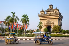 Người dân di chuyển trên đường phố tại Vientiane, Lào. (Ảnh: AFP/TTXVN)
