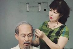 Nghệ sỹ hóa trang Đạm Thủy luôn song hành cùng chồng trong các vở diễn về Bác Hồ. (Ảnh: Tất Sơn/TTXVN) 